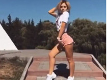 Таисия Кривун танцует на памятнике погибшим солдатам