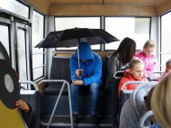 Хоть зонт открывай: в запорожской маршрутке вода во время дождя лилась прямо на пассажиров (видео)