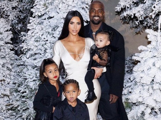 Ким Кардашьян с мужем и детьми