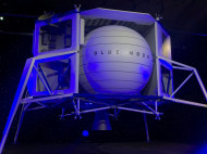 Самый богатый человек в мире построил аппарат для полетов людей на Луну (фото)