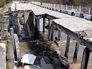 В России обрушился автомобильный мост (видео)