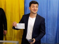 Зеленский демонстрирует бюллетень