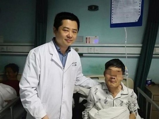 Китаец с врачом в больнице