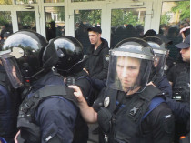 Полиция на входе в здание МВД