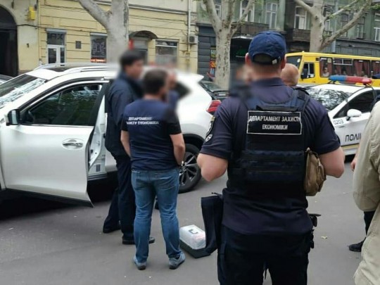 В Одессе на взятке задержали помощника Надежды Савченко: все подробности 
