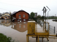 Великий потоп: в Прикарпатье ушли под воду десятки домов и машин (фото)
