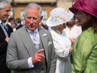 Вместо королевы: принц Чарльз и его жена Камилла приняли гостей на садовой вечеринке в Букингемском дворце (фото)