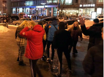 подростки избивают прохожих возле ТЦ «Гулливер»