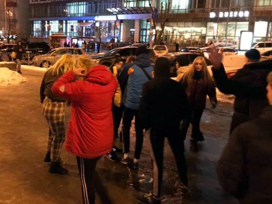 подростки избивают прохожих возле ТЦ «Гулливер»