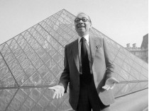 Архитектор Бэй Юймин на фоне стеклянной пирамиды Лувра