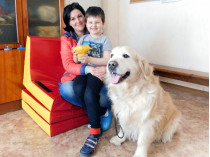 Анна Мельникова с сыном-аутистом Максимом и собакой