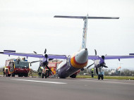 Британский пилот посадил пассажирский самолет без шасси (фото)