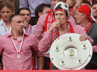 «Бавария» перед расставанием с Рибери и Роббеном 29-й раз стала чемпионом Германии (фото, видео)