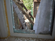 Боевики «ЛНР» из тяжелой артиллерии обстреляли жилые дома в Золотом: опубликованы жуткие фото последствий