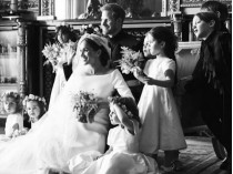 Меган и Гарри с подружками невесты, среди которых принцесса Шарлотта