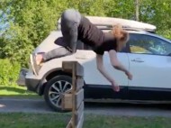 Невероятные кадры: женщина скачет на четвереньках и берет барьеры как лошадь (видео)