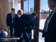 Скоро на покой: сеть насмешило видео конфуза Путина с дверью