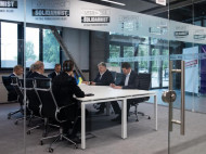 Порошенко переехал с Банковой в прозрачный офис и провел важную встречу (фото)