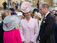 Кейт Миддлтон в розовом и Елизавета II в голубом приняли гостей на садовой вечеринке в Букингемском дворце (фото, видео)
