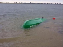 Лодка-казанка перевернулась в 70 метрах от берега 