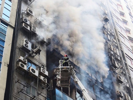 Пожар в высотном здании в Дакке