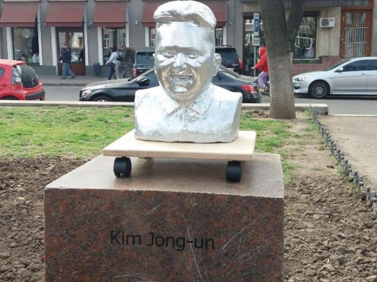 Памятник Ким Чен Ыну в Одессе