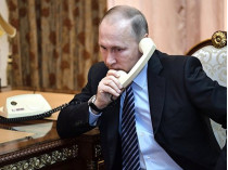 Путин говорит по телефону 