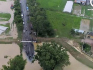 Невозможно проехать: трассу Мукачево — Рогатин перекрыли из-за паводка (видео)