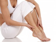 Контрастный душ и массаж голеней: как в жару бороться с варикозом и отеканием ног
