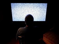 Те, кто в темноте смотрят телевизор или пользуются планшетом, рискуют потерять зрение