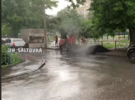 Все по «стандарту»: в Харькове коммунальщики укладывают асфальт под дождем (видео)