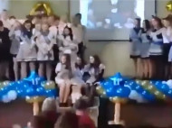 В России на празднике последнего звонка на школьниц обвалился потолок (видео)