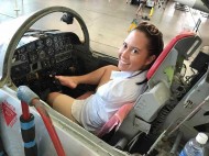 Невероятная сила воли: женщина без рук научилась управлять самолетом (видео)