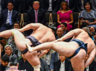 Трамп привез жену на турнир борцов сумо в Японии (фото)