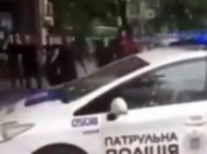 В Днепре разбушевавшиеся хулиганы разбили авто патрульной полиции (видео)