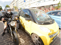 Автомобили, мотоциклы на улицах Киева