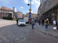 В центре Львова женщине на голову упал камень (фото)