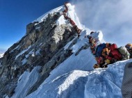 Из-за огромной очереди на вершину Эвереста за десять дней погибли уже 11 человек (фото, видео)