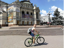 Велосипедист перед Оперным театром в Киеве