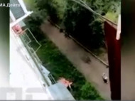 Двухлетний малыш выпал из окна пятого этажа и остался жив (видео)