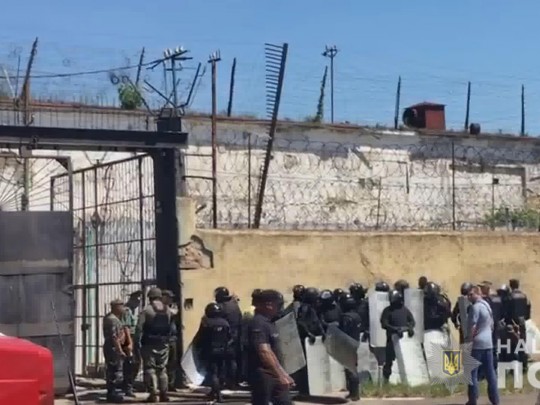Бунт в одесской колонии: в больницы доставлены 14 сотрудников
