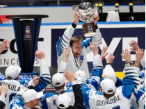 Сборная Финляндии сломала кубок чемпионов мира по хоккею (фото)