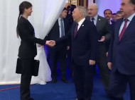 «Поцелуй, ну что ты»: в сеть попало видео странного знакомства помощницы Лукашенко с Назарбаевым