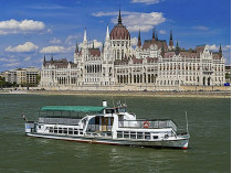 Прогулочное судна на Дунае на фоне венгерского парламента
