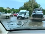 Из-за аварии Железнодорожное шоссе в Киеве стало рекой (видео) 