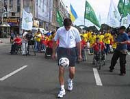 Харьковчанин, начавший путь от киева до варшавы, набивая футбольный мяч, делает около 50 тысяч ударов по мячу в день