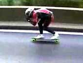 Немецкие полицейские разыскивают скейтбордиста, который развил на трассе скорость 100 километров в час