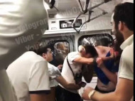 В киевском метро пассажиры устроили кровавую драку прямо в вагоне: в сеть попало жуткое видео