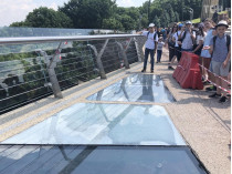 Ограждение – не помеха: сеть возмутило поведение людей на новом стеклянном мосту в Киеве