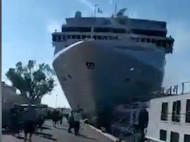 В Венеции круизный лайнер врезался в туристическое судно и причал (видео)